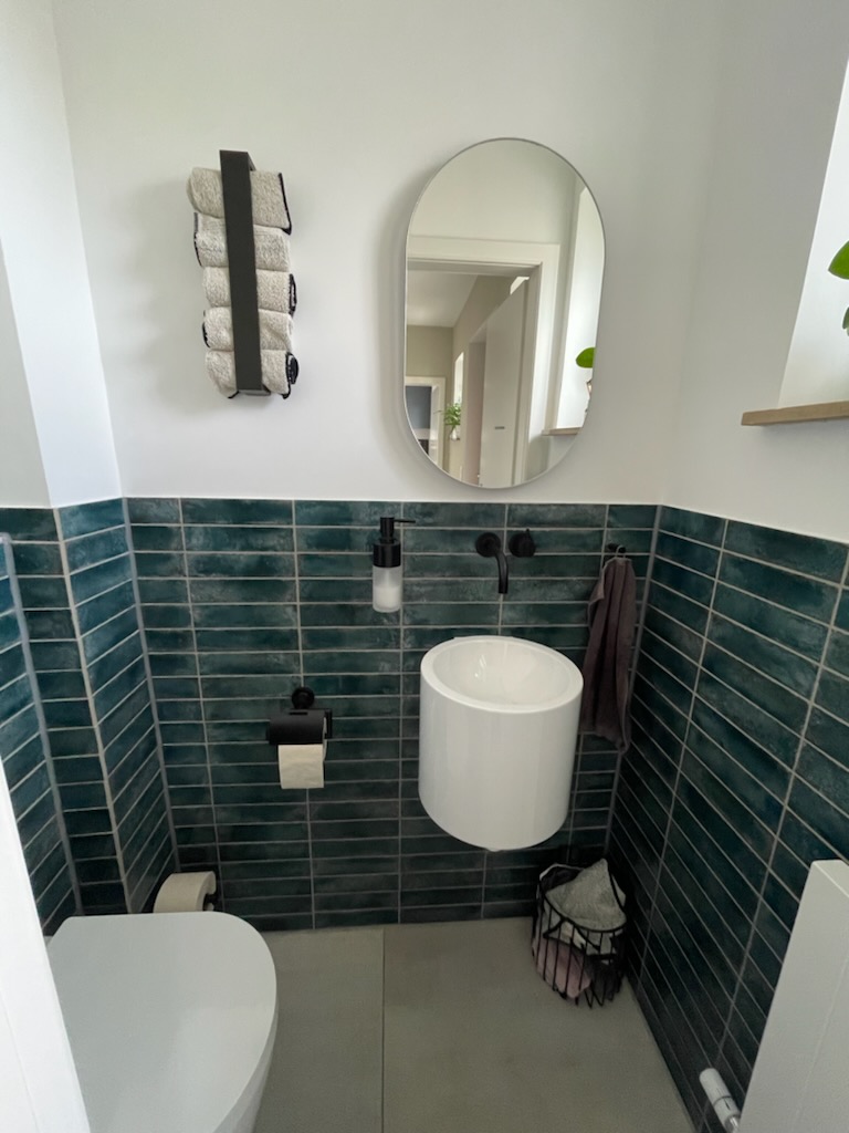 Gäste-WC mit türkisfarbenen Wandfliesen